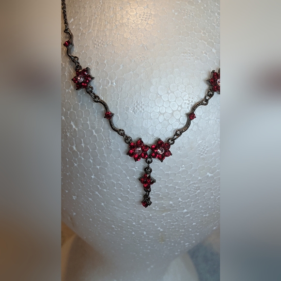 Pretty vintage style drop necklace with red crystals - Picture 2 of 5